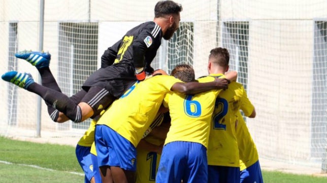 Un Cádiz CF B imbatido e invicto ya es líder