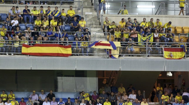 Banderas de España en Carranza y pitos a Aridane