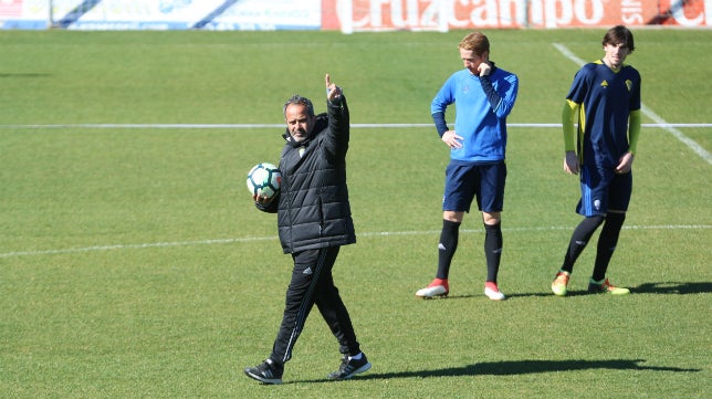 El Cádiz CF retoma el trabajo sin Perea ni Salvi pero con Romera