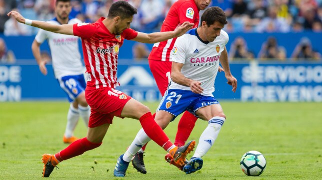 El Huesca se dispara en un partido con agresión al linier