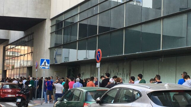 Largas colas en el Carranza para comprar las entradas del Cádiz CF-Tenerife