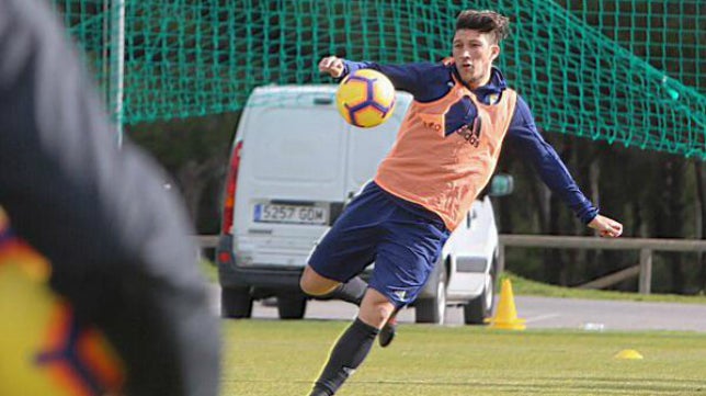 Espino completa su primera sesión con el Cádiz CF