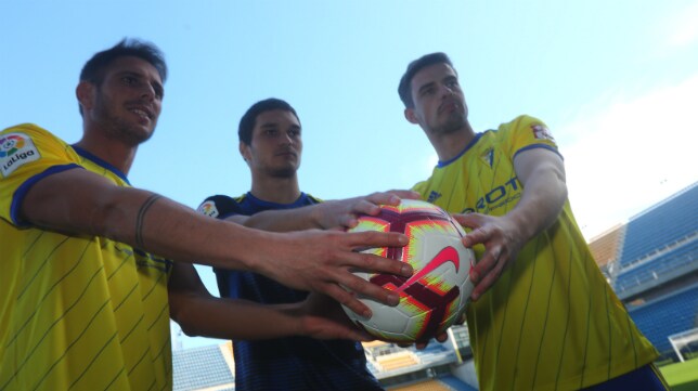 Querol, Jovanovic y Pantic ya lucen la zamarra del Cádiz CF