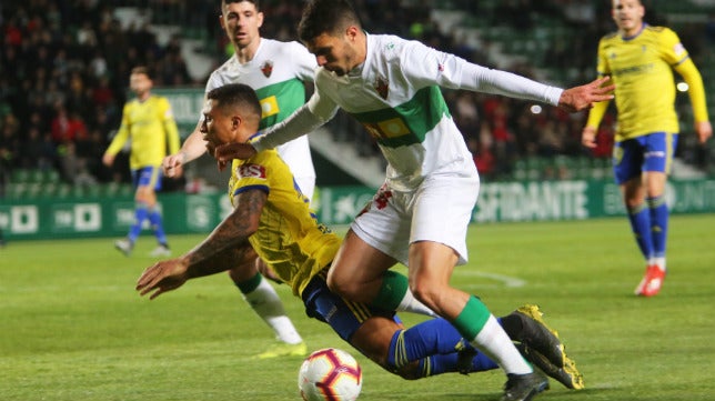 El síndrome de los 50 puntos vuelve a perseguir al Cádiz CF