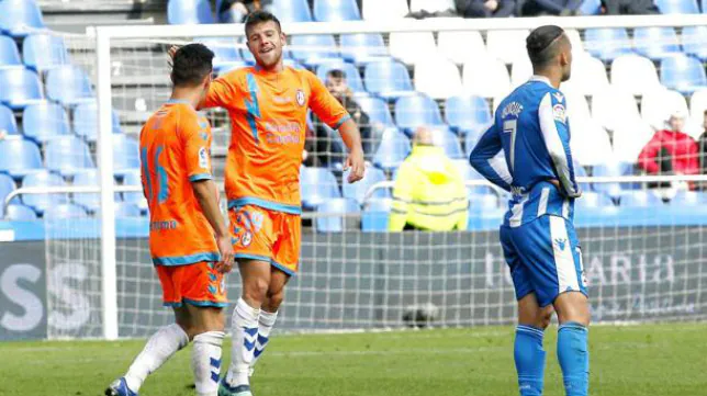 Deportivo y Málaga pierden y se quedan al alcance del Cádiz