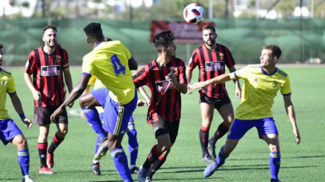 El Cádiz CF B mete pie y medio en la Segunda B al ganar 0-2 al Unión Viera