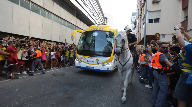 (VÍDEO) La llegada del Cádiz CF en autobús al Carranza