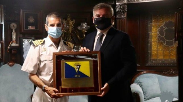 La bandera del Cádiz CF dará la vuelta al mundo