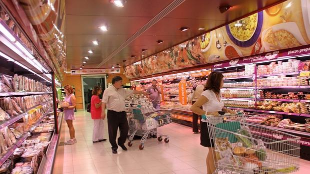 Clientes en un supermercado de la cadena Mercadona