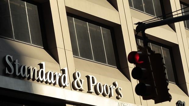 Standard &amp; Poor's es una de las tres grandes agencias de «rating» junto con Fitch y Moody's