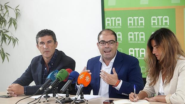 Lorenzo Amor, presidente de ATA, durante una reciente rueda de prensa