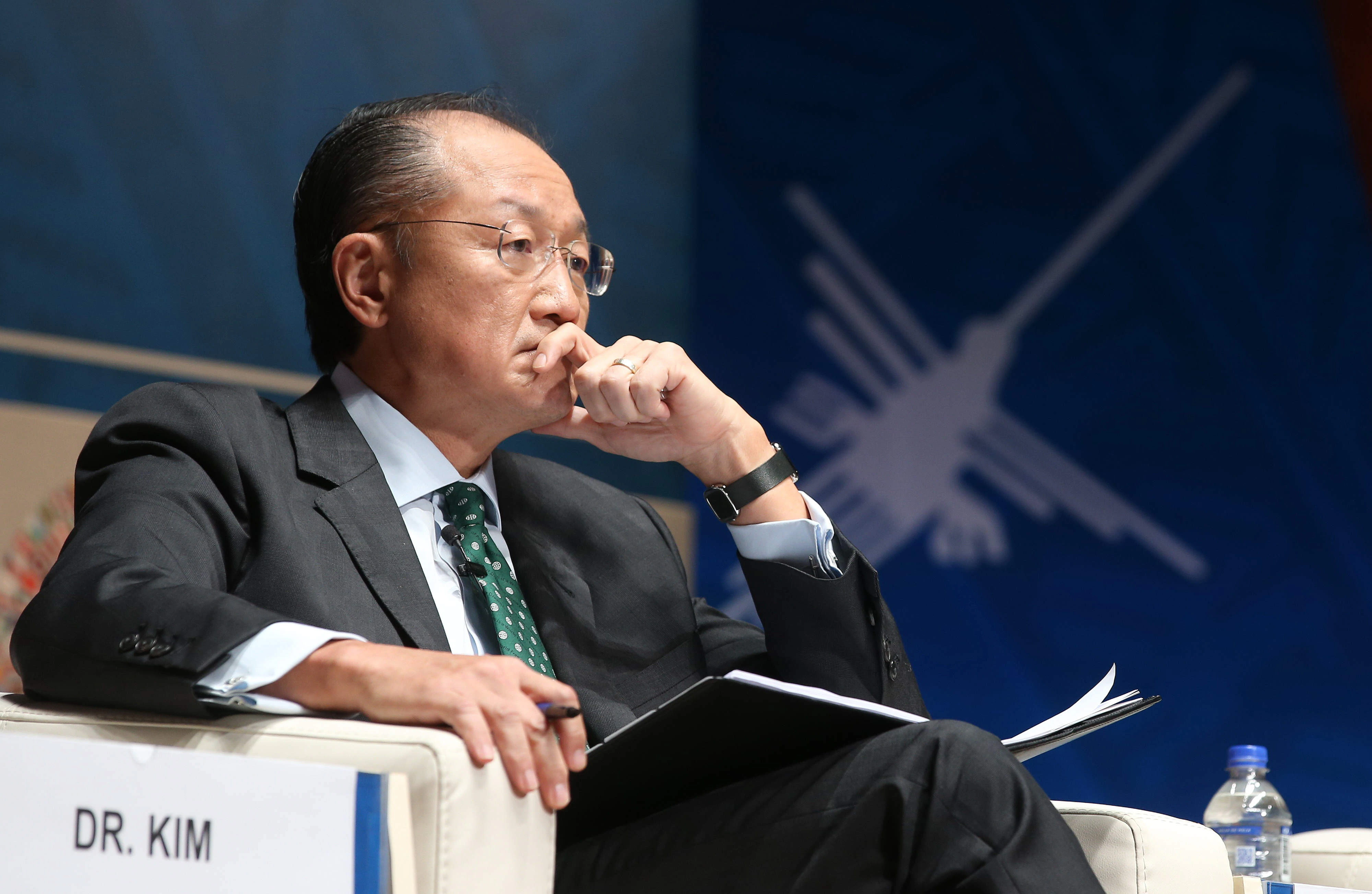 El director del Banco Mundial, Jim Yong Kim, participa en un debate sobre cambio climático