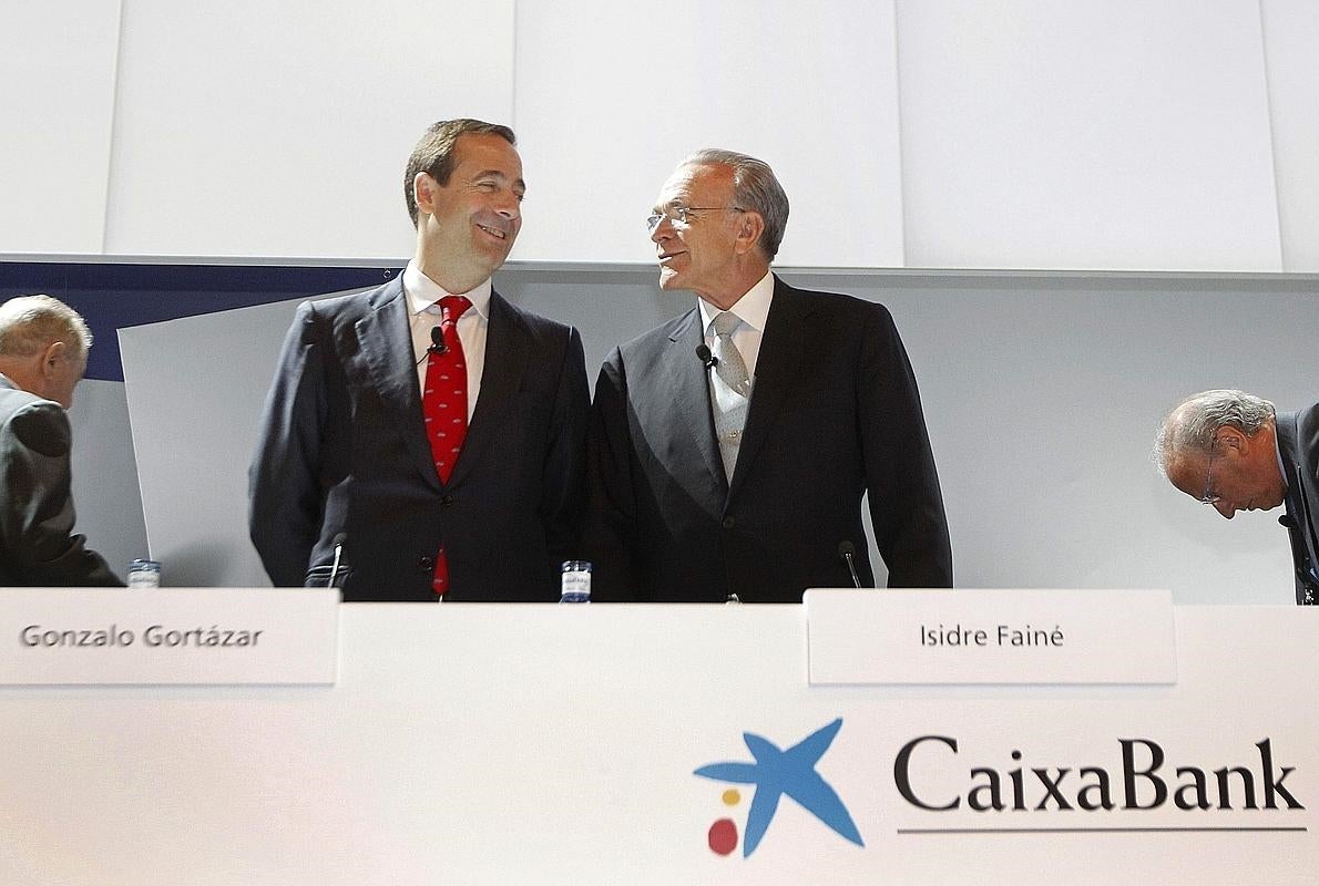 El presidente de CaixaBank, Isidre Fainé (d), y el consejero delegado, Gonzalo Gortázar (i)