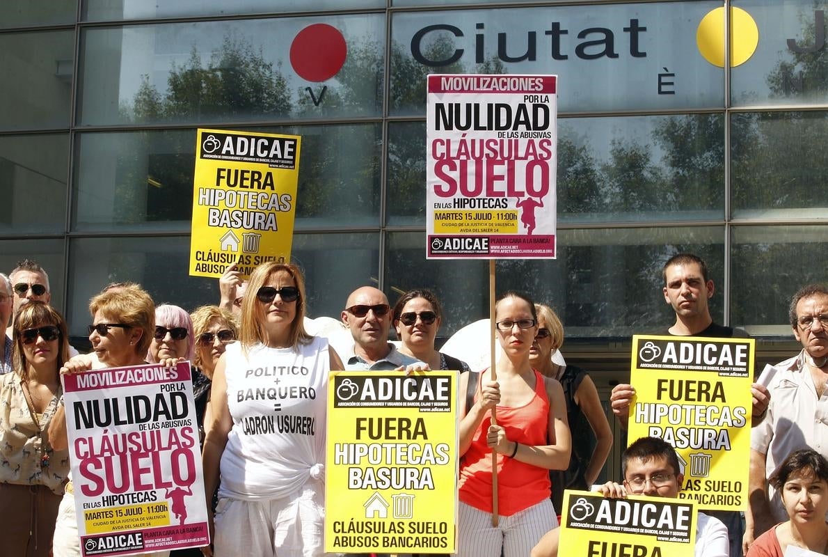 Protesta de ADICAE contra las cláusulas suelo