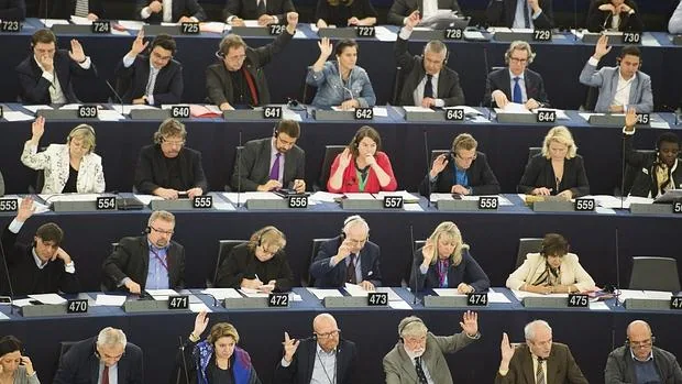 Los europarlamentarios votan la abolición de los recargos por el uso del teléfono móvil en itinerancia en diferentes países de la UE, el "roaming",