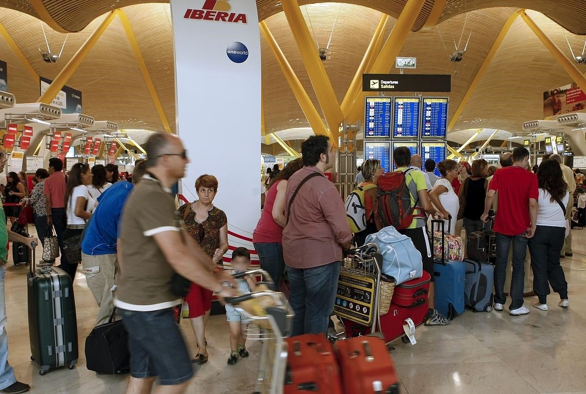 Aglomeración de pasajeros en el aeropuerto Adolfo Suárez-Madrid Barajas