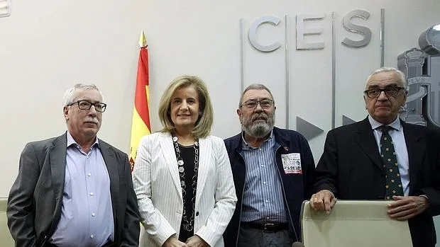 La ministra de Empleo, Fátima Báñez, junto a los secretarios generales de UGT, Cándido Méndez (2d), y de CCOO, Ignacio Fernández Toxo (i), y el presidente del Consejo Económico y Social, Marcos Peña