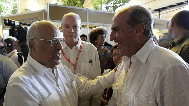 El vicepresidente de la Confederación Española de Organizaciones Empresariales (CEOE), Joaquím Gay de Montella (d), saluda al vicepresidente cubano, Ricardo Cabrisas (i),