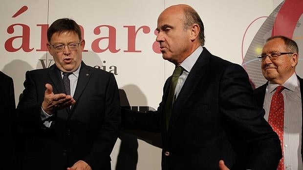 El ministro de Economía Luis de Guindos, junto al presidente de la Generalitat Valenciana, Ximo Puig