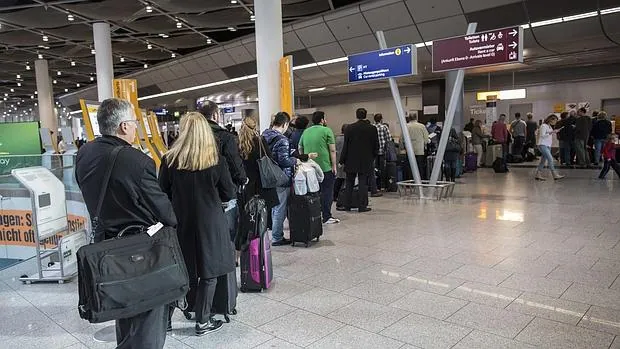 Los pasajeros hacen cola en el mostrador de Lufthansa en el aeropuerto de Düsseldorf Alemania
