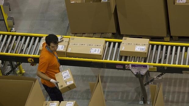 El auge del comercio electrónico (en laimagen, centrol logístico de Amazon) han impulsado el negocio de las empresas de mensajería