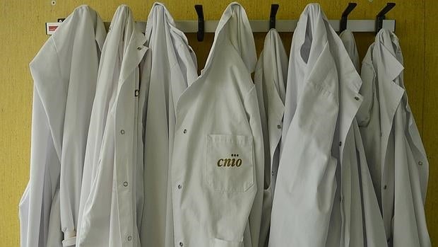 Imagen de unas batas de trabajo del Centro Nacional de Investigaciones Oncológicas