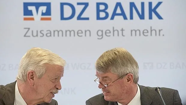El director ejecutivo del DZ Bank, Wolfgang Kirsch (d), y el director ejecutivo del WGZ Bank, Hans-Bernd Wolberg,
