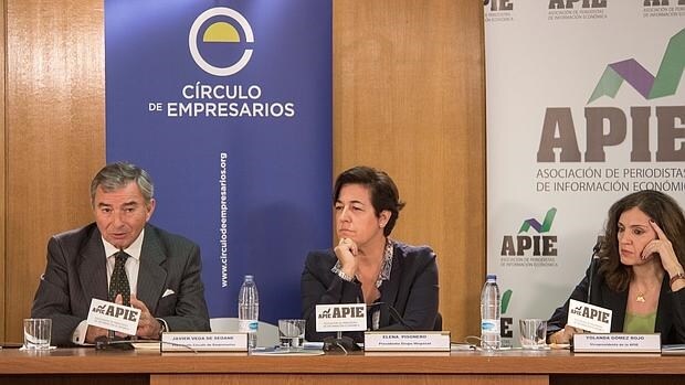 Elena Pisonero, presidenta de Hispasat, Javier Vega de Seoane, presidente del Círculo y Yolanda Gómez, subdirectora de ABC