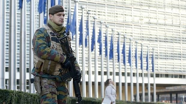 Un soldado patrulla en los alrededores de la sede de la Comisión Europea en Bruselas (Bélgica)