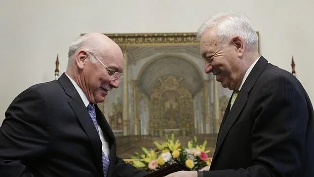 El ministro español de Asuntos Exteriores, José Manuel García Margallo (d), firma diversos acuerdos con su homólogo paraguayo, Eladio Loizaga (i)