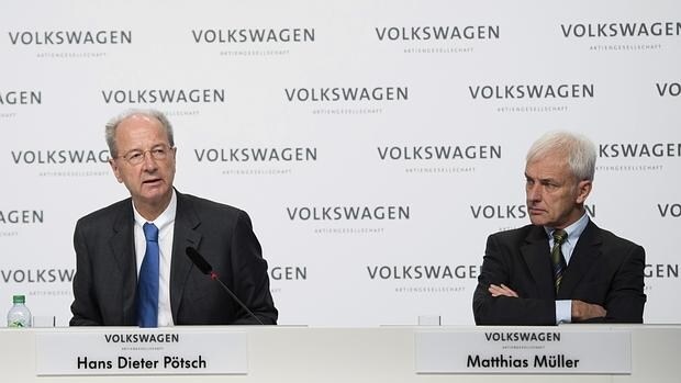 El presidente de la junta directiva de Volkswagen, Matthias Müller (d), y el presidente del consejo de supervisión de Volkswagen, Hans Dieter Pötsch