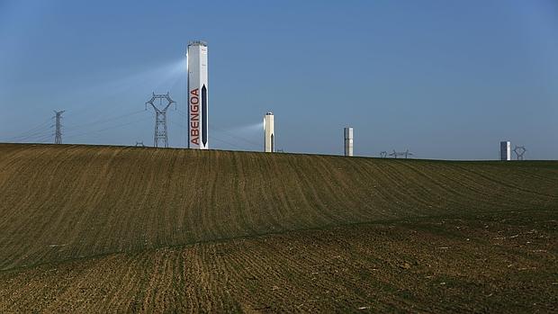 Torre solar de Abengoa en la localidad sevillana de Sanlúcar la Mayor