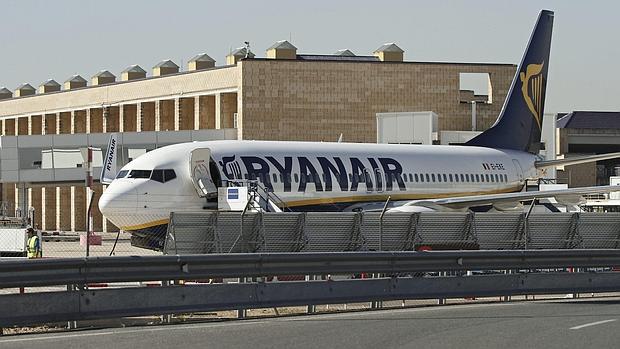 Un avión de Ryanair en el aeropuerto de Sevilla