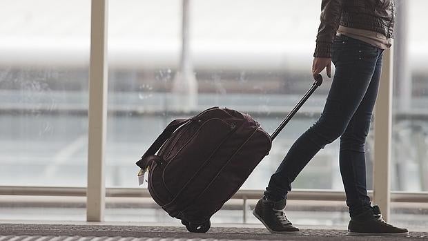 Imagen de una joven en el aeropuerto de Hong Kong