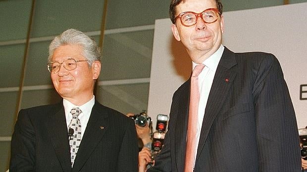 Yoshikazu Hanawa junto al presidente de Renault Louis Schweitzer durante la firma de su alianza en 1999