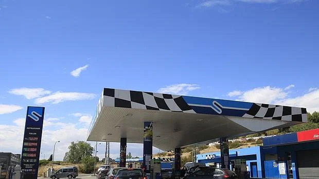 Un buen número de establecimientos ya vende la gasolina por debajo del euro el litro