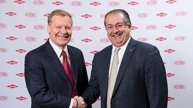 Edward D. Breen (izquierda), presidente de Du Pont, con Andrew N.Liveris, presidente de Dow Chemical