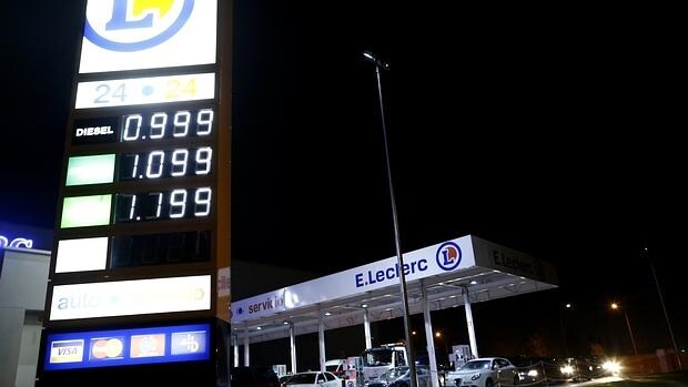 El litro de gasóleo se vende ya por debajo del euro en miles de gasolineras