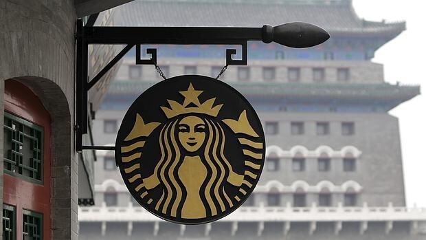 Logo de Starbucks en un establecimiento de China