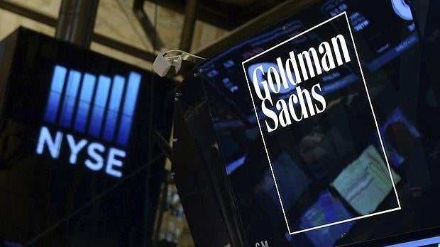 Fotografía de archivo tomada el 15 de julio de 2014 que muestra el logotipo de Goldman Sachs en la bolsa de Nueva York