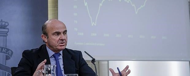 El ministro de Economía, Luis de Guindos, en la rueda de prensa tras el Consejo de Ministros