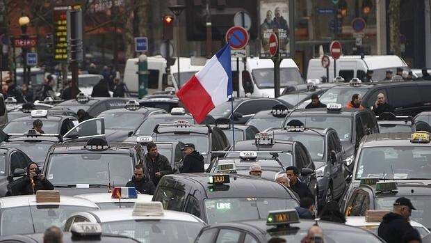 Los taxistas de París se manifiestan este martes en la capital francesa