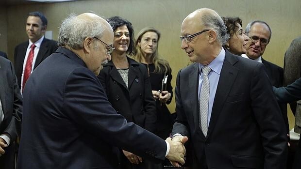 El exconsejero de Economía de la Generalitat, Andreu Mas-Colell y el ministro de Hacienda en funciones, Cristóbal Montoro