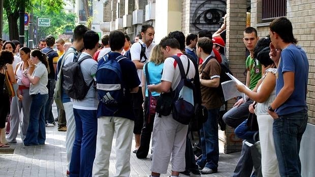 El paro juvenil cae en 79.100 personas, hasta una tasa del 46,24%