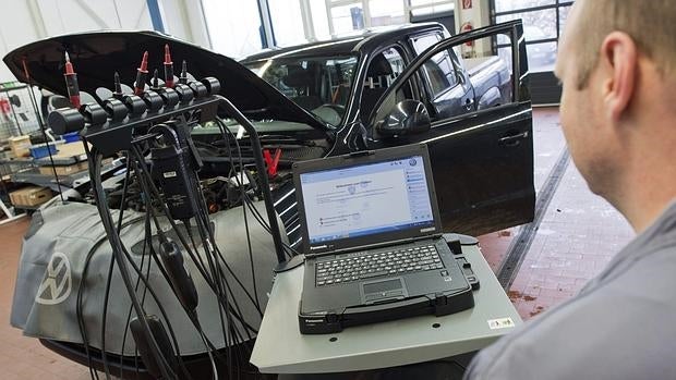 Un mecánico carga una actualización de software a un Amarok de Volkswagen con motor diesel en un taller de Volkswagen