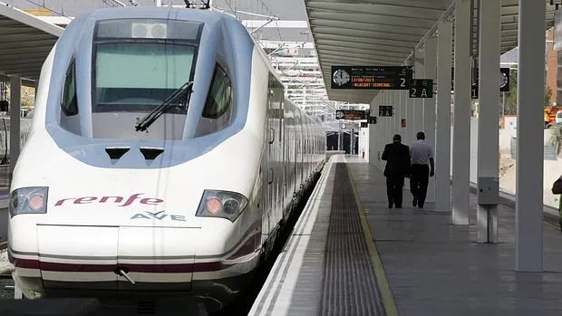 Tren de alta velocidad en la estación de Alicante
