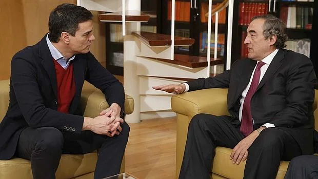 Joan Rosell, presidente de la CEOE (dcha) junto al líder socialista, Pedro Sánchez, durante el encuentro que mantuvieron ayer