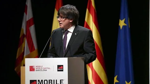 El presidente de la Generalitat, Carles Puigdemont, durante su discurso en la cena de bienvenida a los asistentes al Mobile World Congress (MWC)