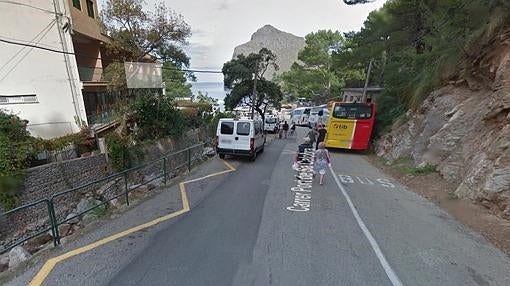 Vehículos aparcados en zona prohibida en la playa de Sa Calobra (Escorca, Mallorca)