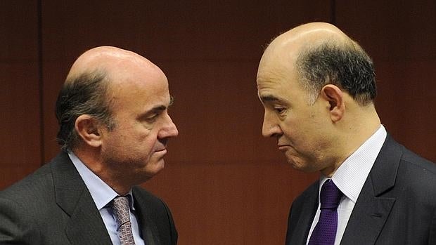 El ministro de Economía, Luis de Guindos, y el comisario del ramo, Pierre Moscovici